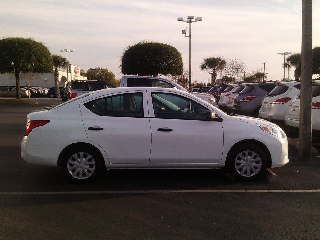 2013 Nissan versa white #9