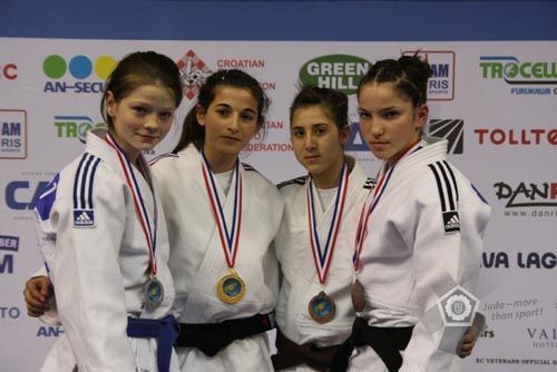 /cameliaionitazagreb2012.jpg